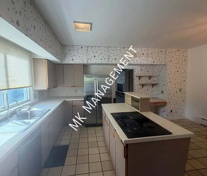 571 Charles Ave — Photo 6