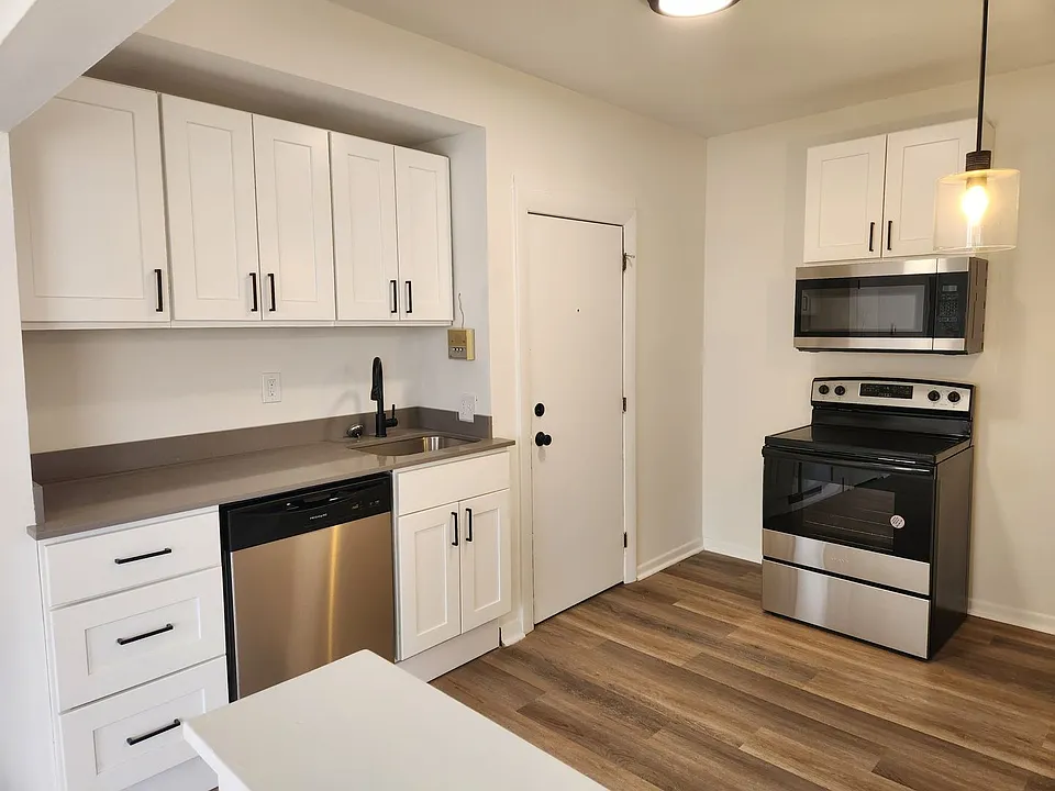 136 W Pearl St