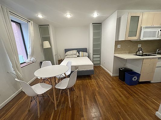 5th image of 328 W 53rd St APT 3