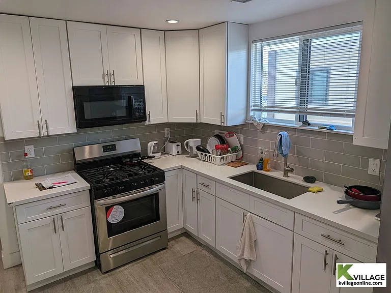1575 1/2 W 37th St #303 — Photo 10