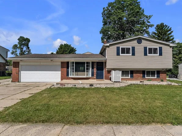 2752 Red Arrow Dr, Commerce Township, MI 48382