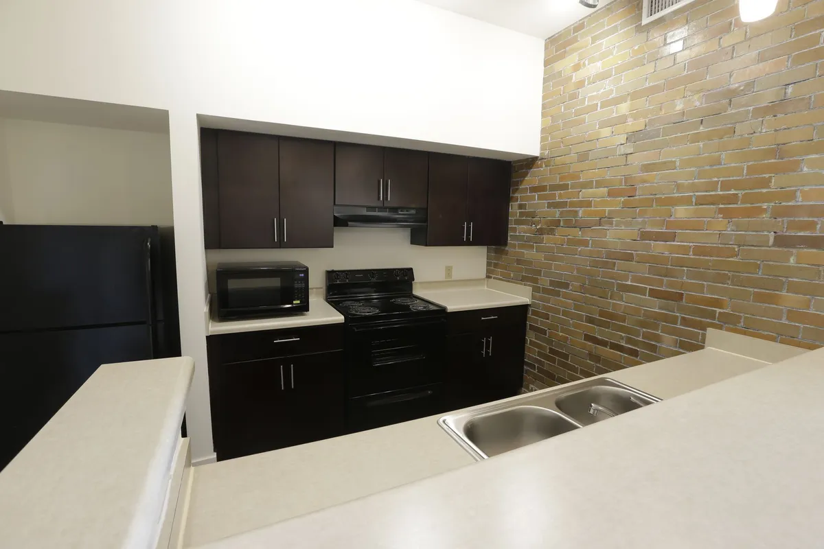 Primary Photo - 1352 N Illinois St