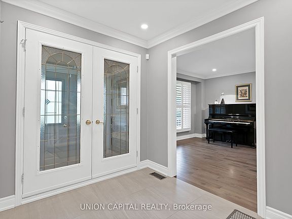 3rd image of 35 McCarty Cres