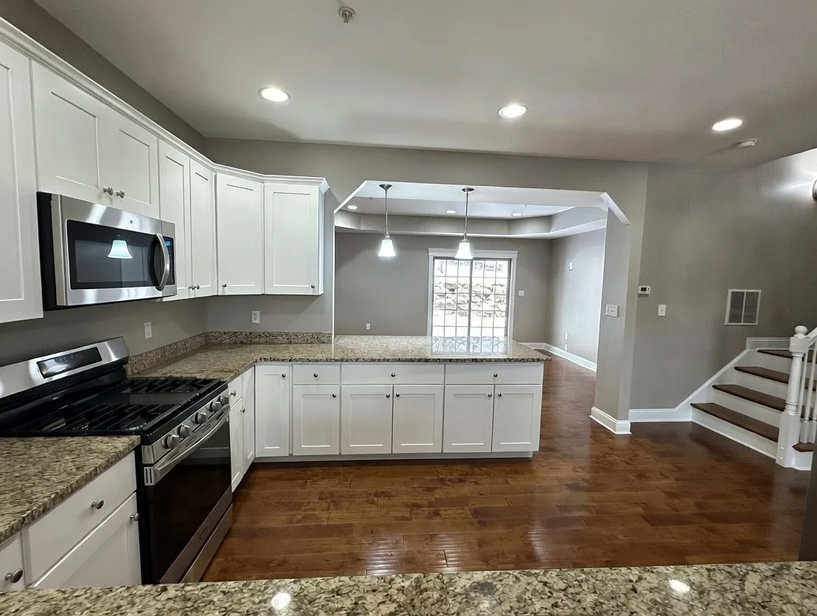 3 bed, 2.5 bath, 2700 sqft, $3,800 — Photo 4
