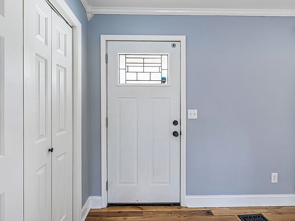 4th image of 105 White Oak Dr