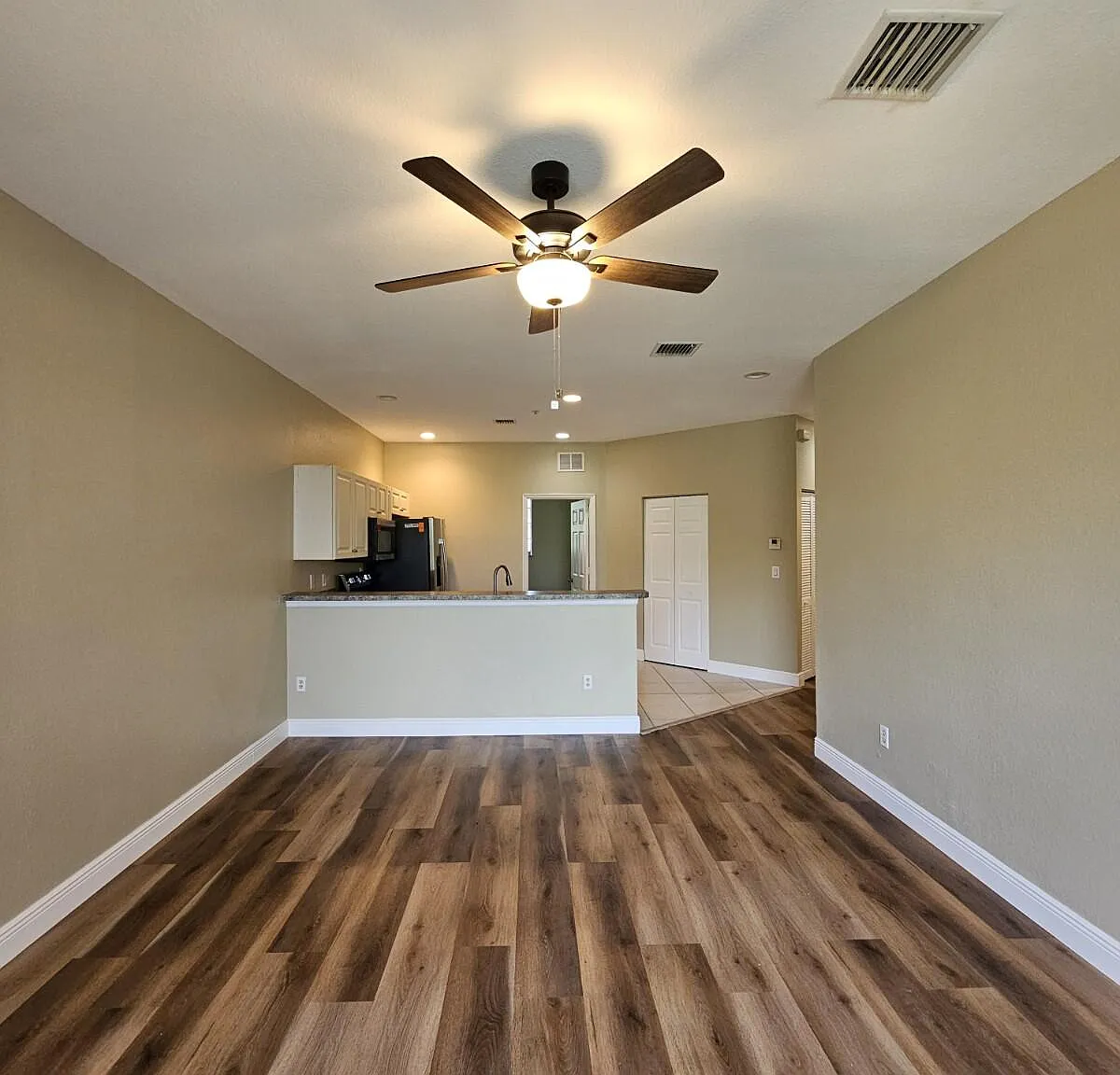 3 bed, 2.0 bath, 1049 sqft, $1,950 — Photo 1