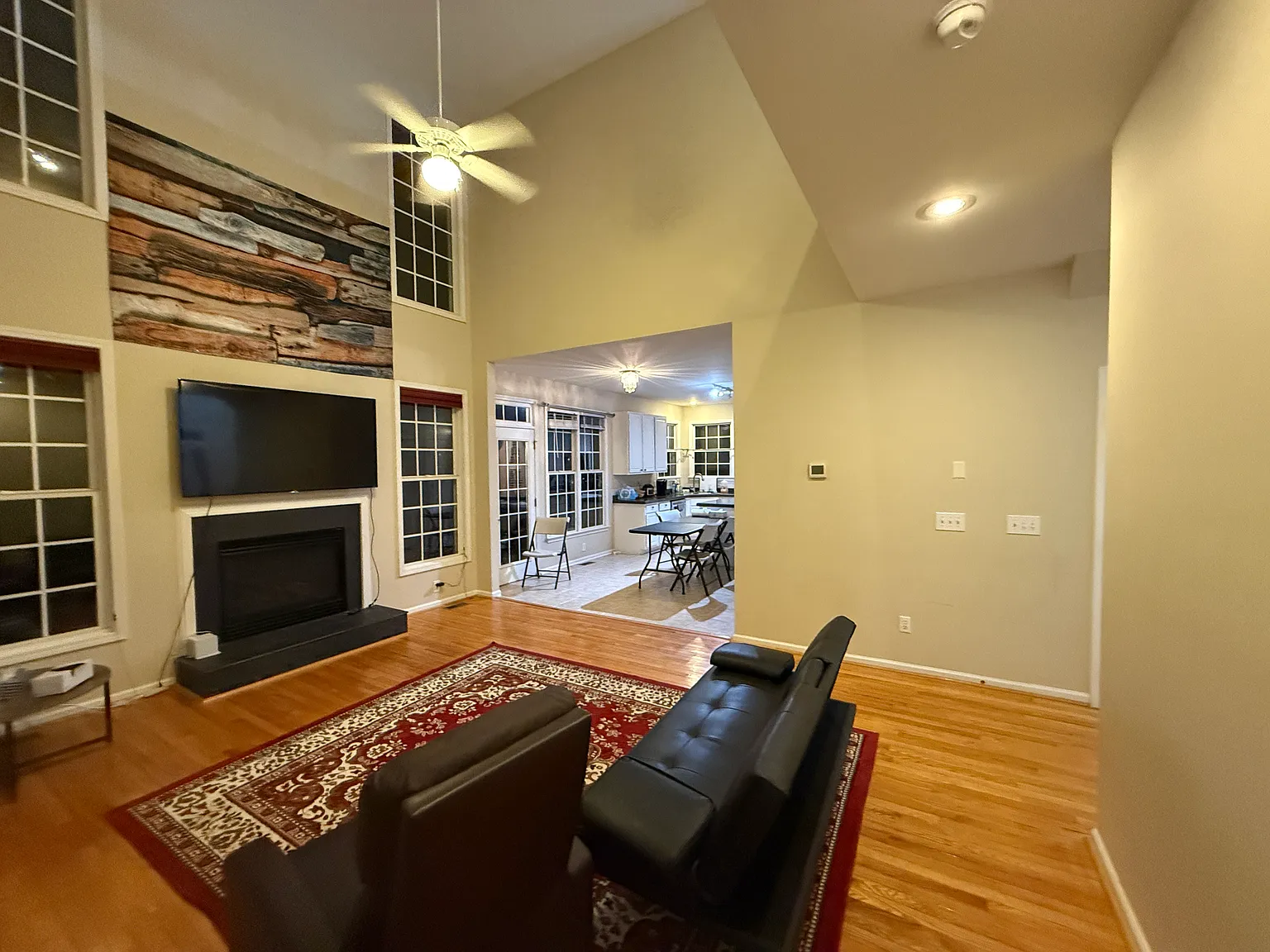 5 bed, 2560 sqft, $3,300 — Photo 2