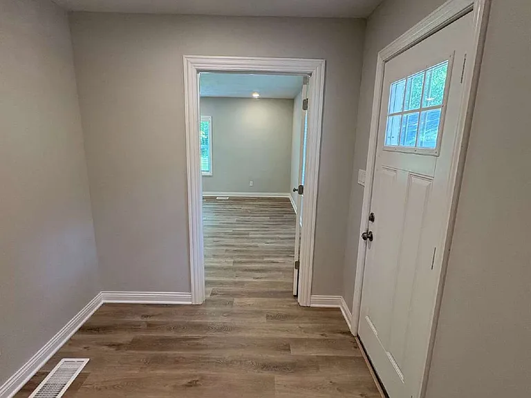 2211 E Walnut St — Photo 3