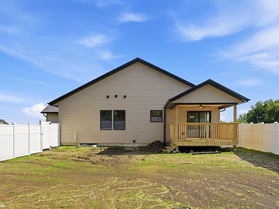 3rd image of 105 Dover Cir