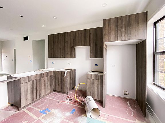 4th image of 1336 W Bryn Mawr Ave #2695