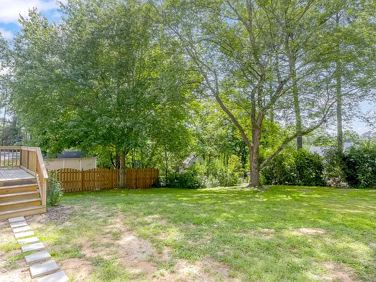 623 Elmwood Ct — Photo 7