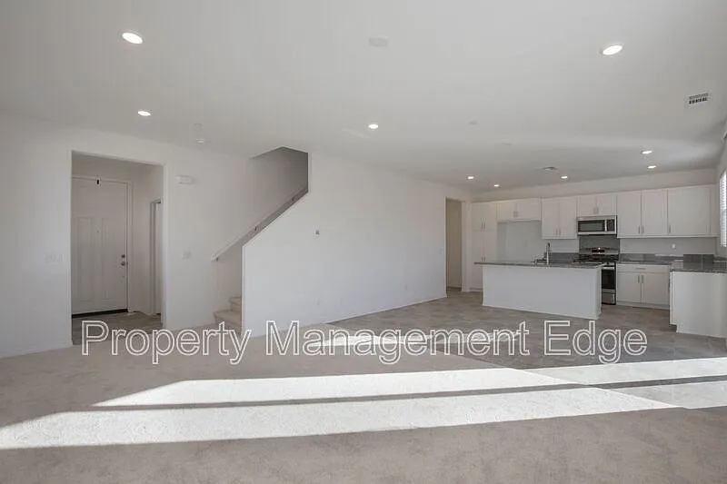 3 bed, 2.5 bath, 1860 sqft, $3,100 — Photo 4