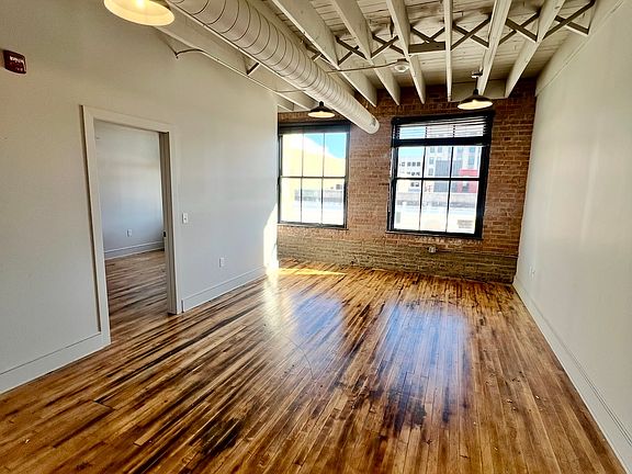 4th image of 327 W Jefferson St #303