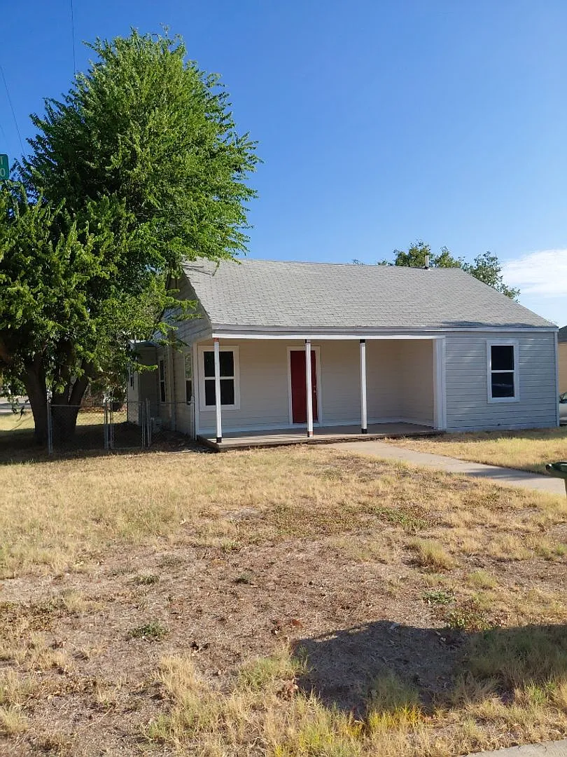 3/1 Located Near Downtown Eating & Shopping With Large Fenced Yard — Photo 2