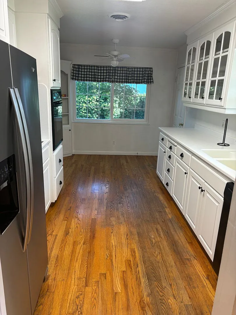3 B/R 2 Ba Charming House Available Now!! — Photo 2