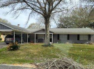 904 Mable St, El Campo, TX 77437