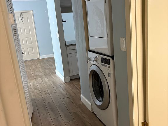Hallway. Washer/Dryer