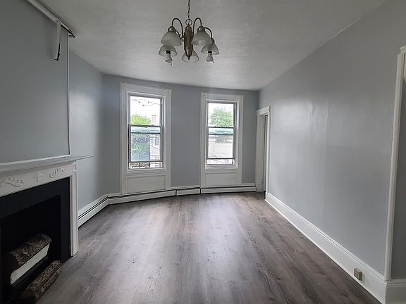 4th image of 302 Summit Ave #1