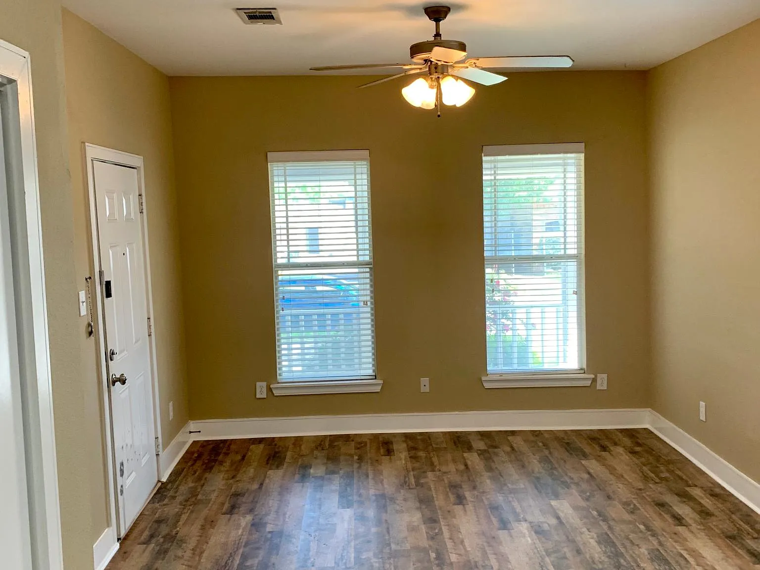 2 bed, 1100 sqft, $1,700 — Photo 2