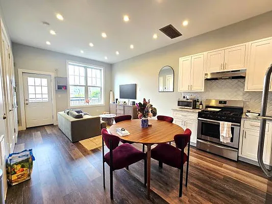 Rented by Voro Purple LLC | media 23