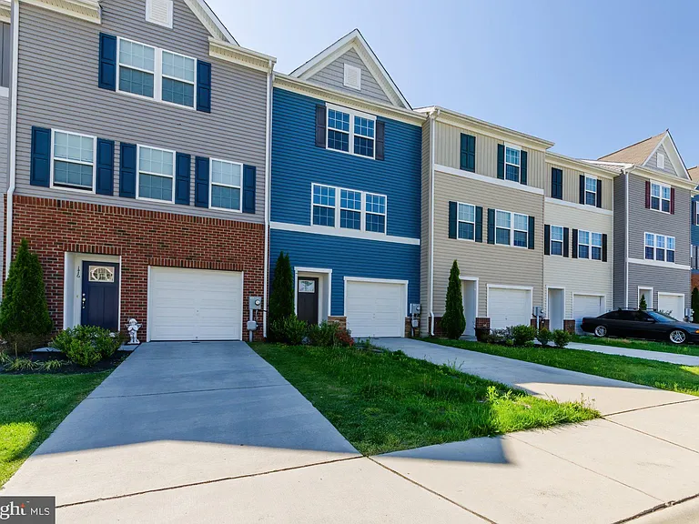172 Drexel Ct — Photo 2