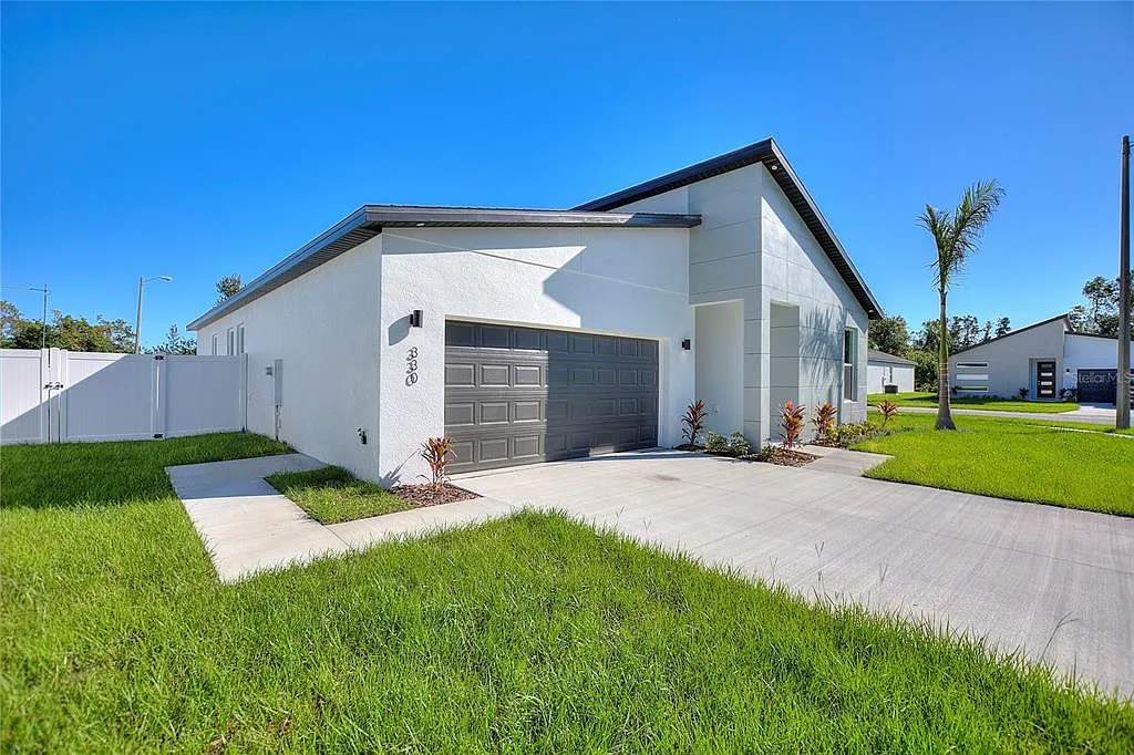 4 bed, 2.0 bath, 1790 sqft, $2,400 — Photo 3