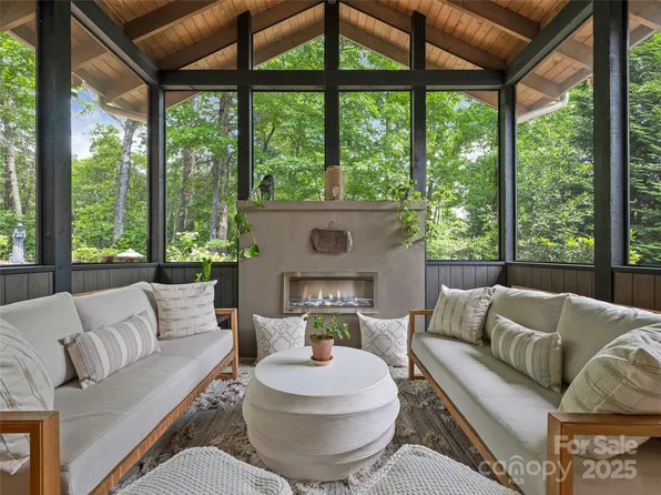3 Turkey Roost Ct, Fairview, NC 28730