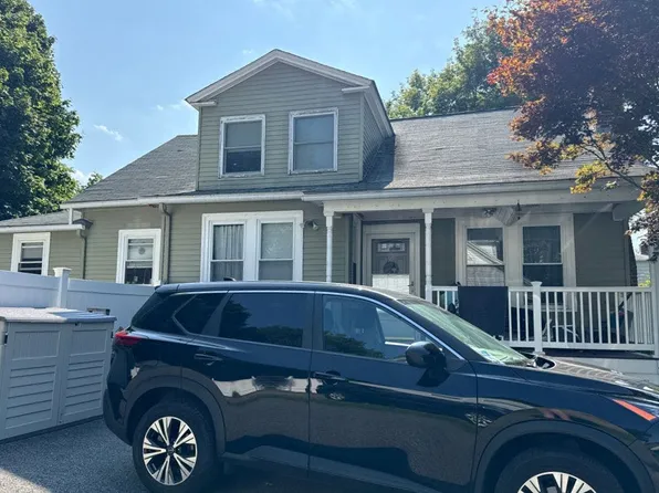 2 Lemoine Ct, West Warwick, RI 02893