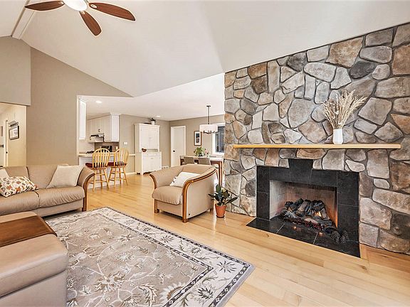 5th image of 2660 Wyndham Dr SE
