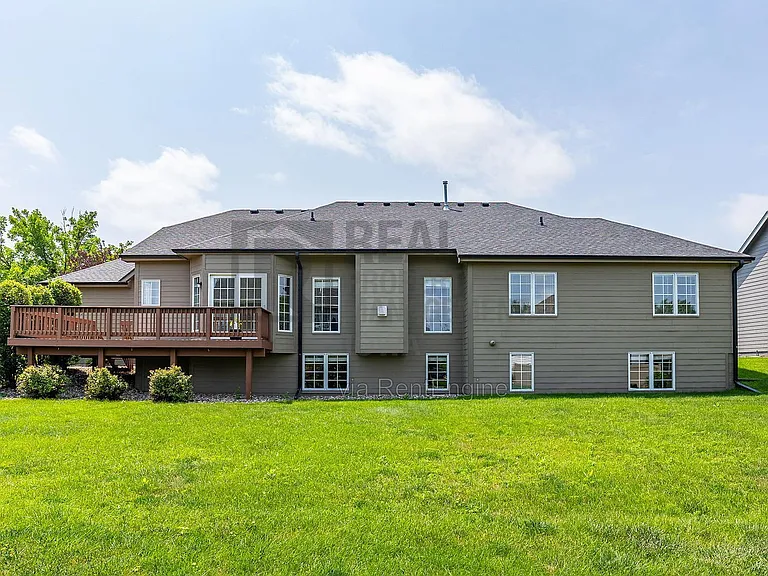 2305 NE Hanover Ct — Photo 37