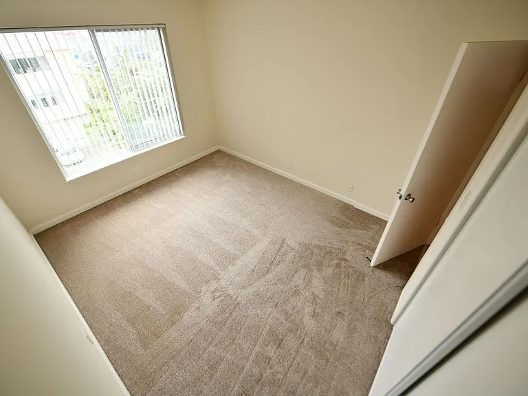 2p008 - Lake View East — Photo 21