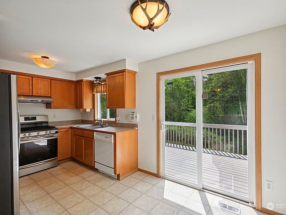 5th image of 30422 38th Avenue NW