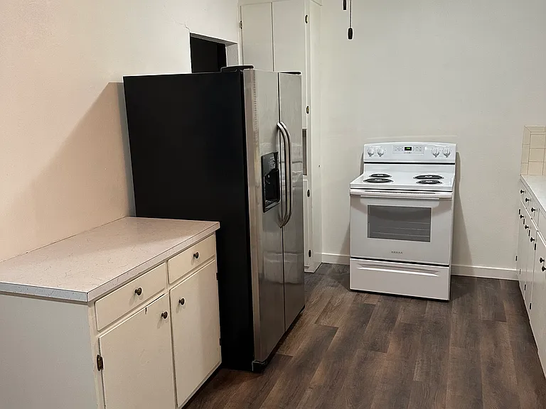 1009 W Oak St — Photo 3