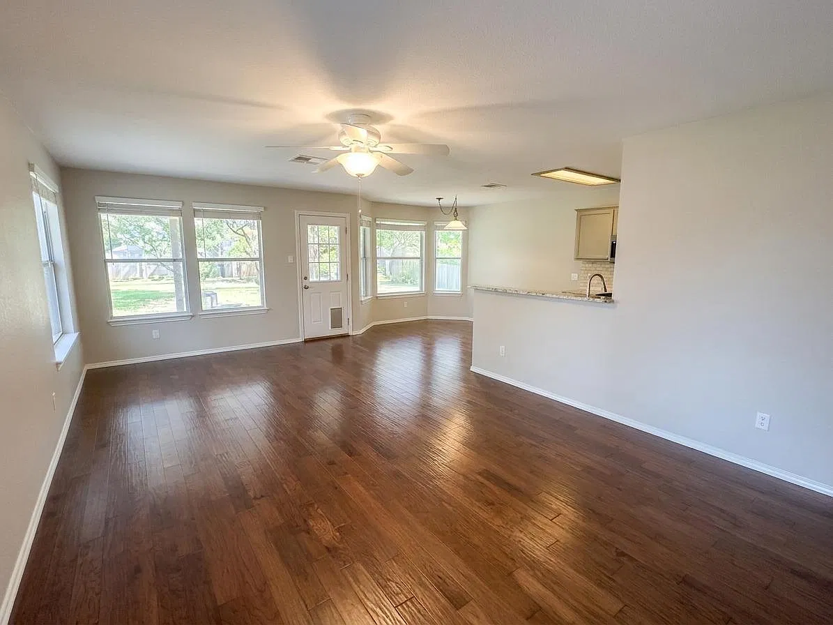3 bed, 2.0 bath, 1320 sqft, $2,000 — Photo 2