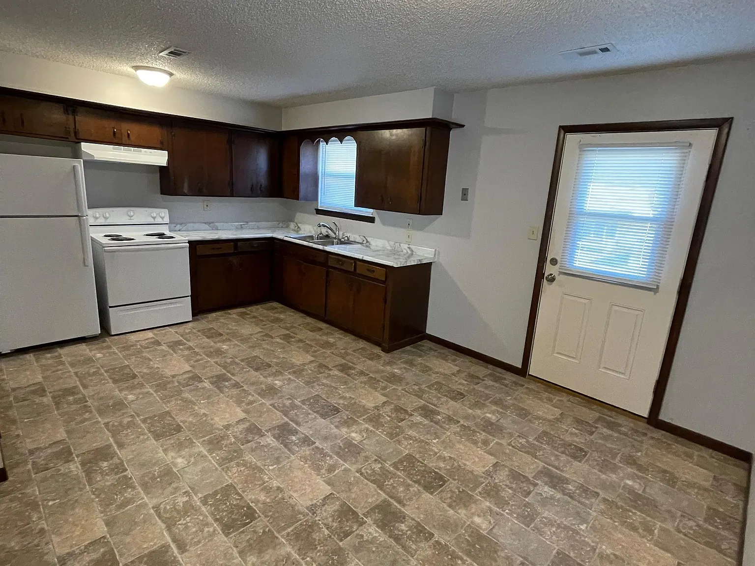 618 Birch Street - 618 — Photo 3
