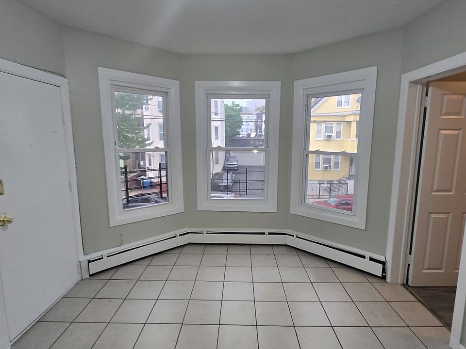 1st image of 825 E 19th St #2L