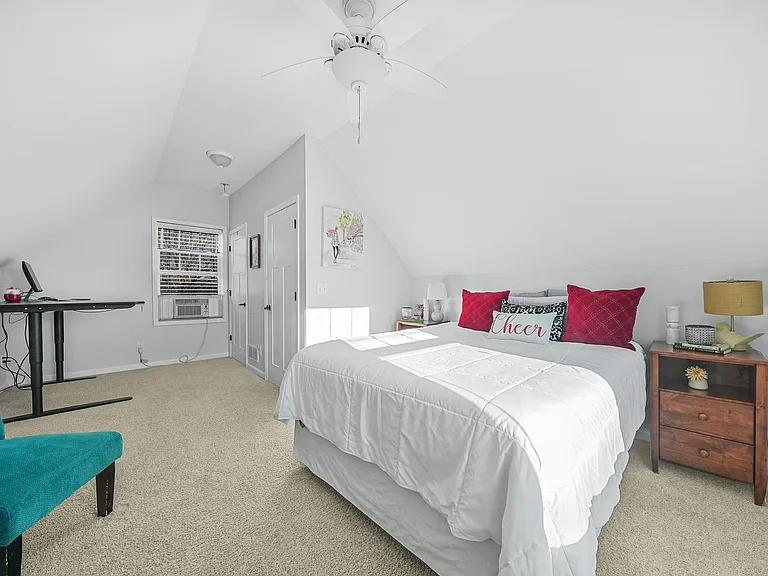 814 Locust St — Photo 12