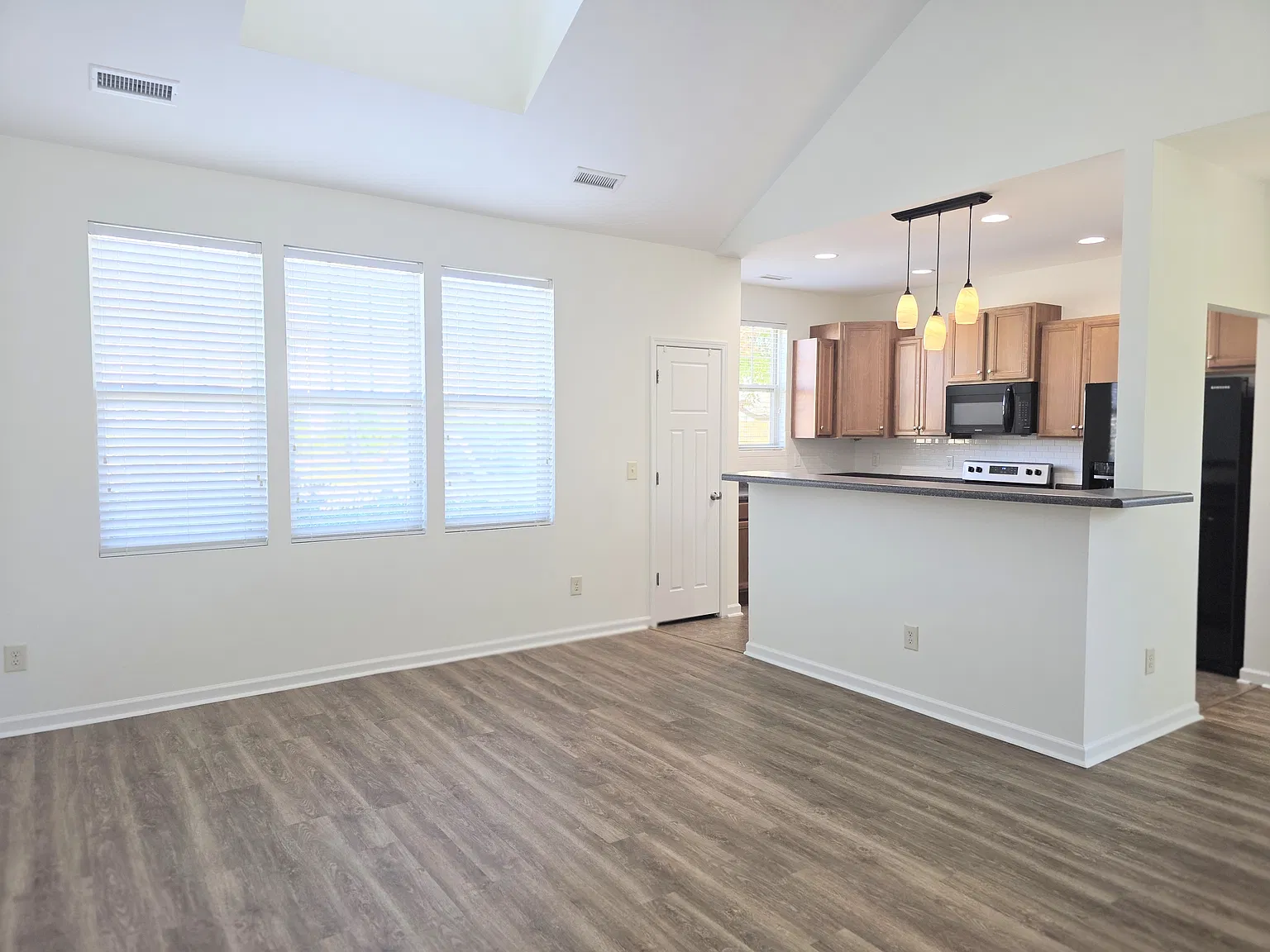 2 bed, 2.5 bath, 1744 sqft, $1,750 — Photo 3