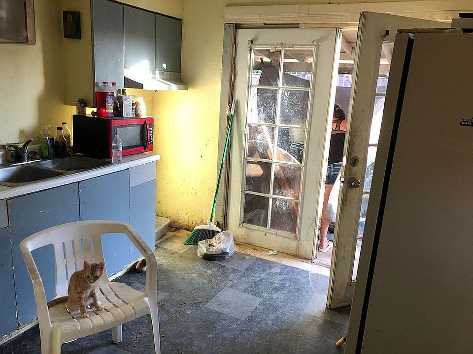 2nd image of 923 W Cochise Dr