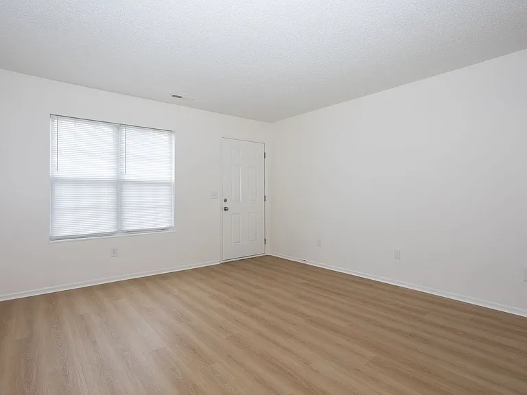 Coventry Apartments — Photo 12
