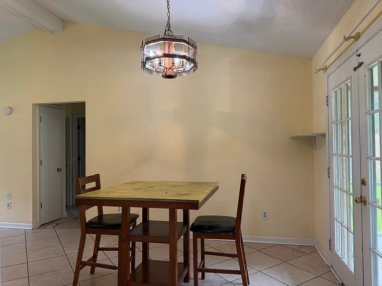 403 Meadowbrook Dr — Photo 4