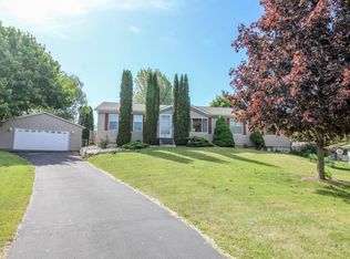 400 Oak Ridge Ct, Fort Atkinson, WI 53538