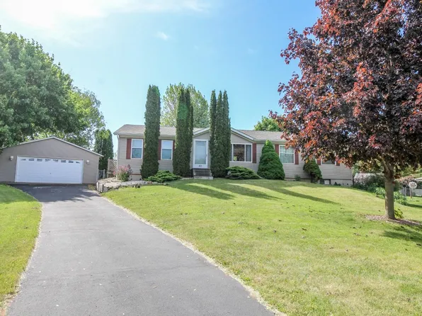 400 Oak Ridge Ct, Fort Atkinson, WI 53538