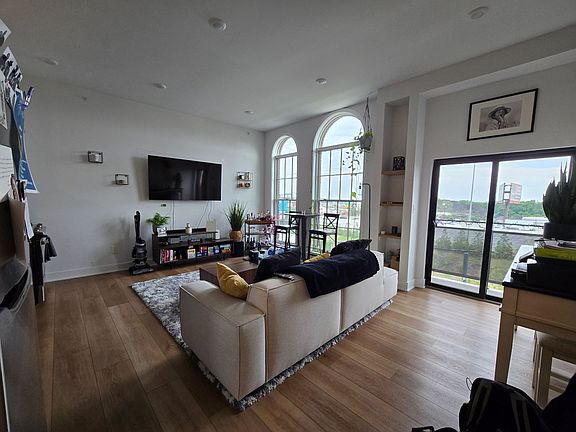 5th image of 2966 Richmond St #403