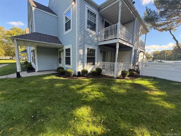 378 Artist Lake Dr, Middle Island, NY 11953