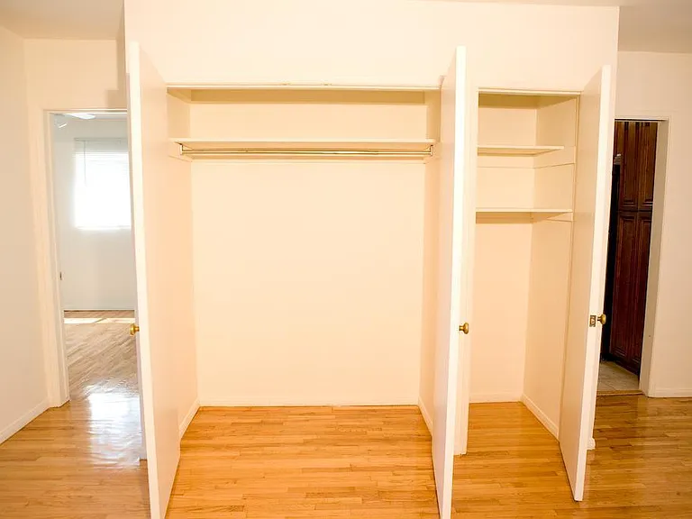 2364 Walgrove Ave #5 — Photo 3
