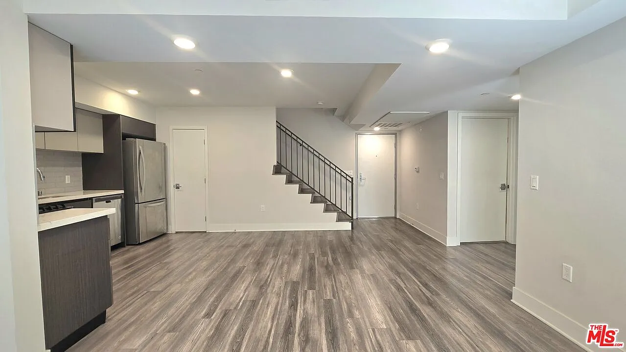 3 bed, 3.0 bath, 1625 sqft, $4,250 — Photo 3