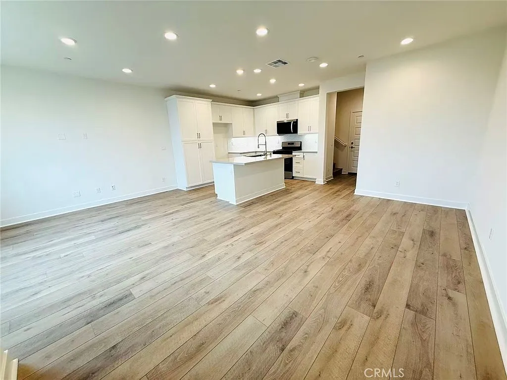 3 bed, 2.5 bath, 1570 sqft, $3,200 — Photo 2