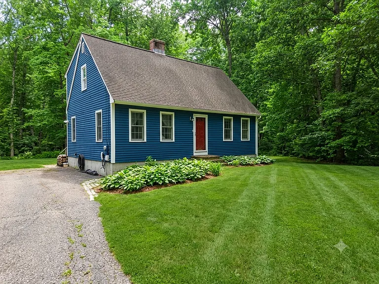 11 Laurel Ln — Photo 1