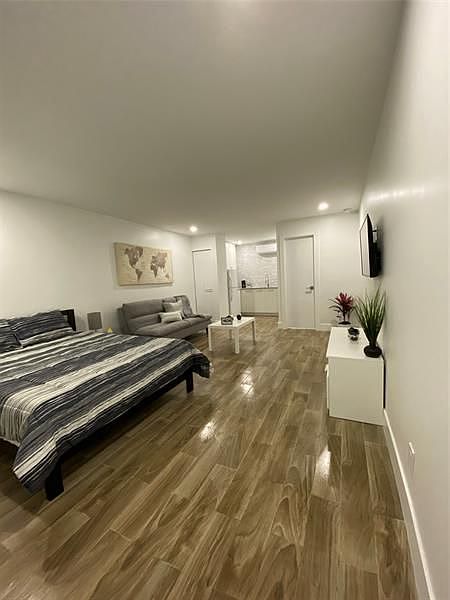 1st image of 902 NE 38th St #3